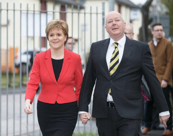 Σκωτία: Έρευνα για απάτη από το Εθνικό Κόμμα - Συνελήφθη ο σύζυγός της πρώην πρωθυπουργού