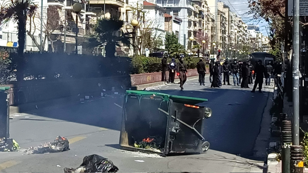 Κλειστή η Πατησίων – Καίνε κάδους στην ΑΣΟΕΕ