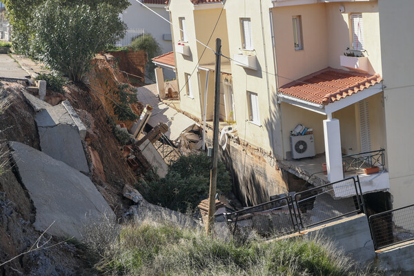 Νέος Βουτζάς: Σπίτια «βουλιάζουν» σε ρέμα - Έως τρία μέτρα έφτασε η καθίζηση