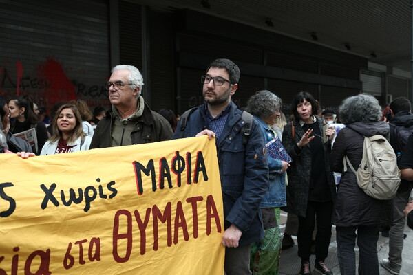 «Κάτω τα χέρια από τα παιδιά»- Συγκέντρωση αλληλεγγύης για την 12χρονη στον Κολωνό