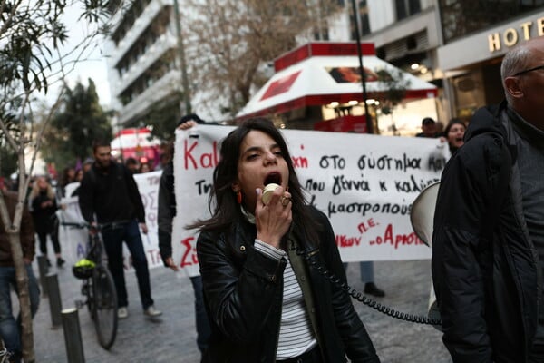 «Κάτω τα χέρια από τα παιδιά»- Συγκέντρωση αλληλεγγύης για την 12χρονη στον Κολωνό