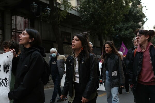 «Κάτω τα χέρια από τα παιδιά»- Συγκέντρωση αλληλεγγύης για την 12χρονη στον Κολωνό
