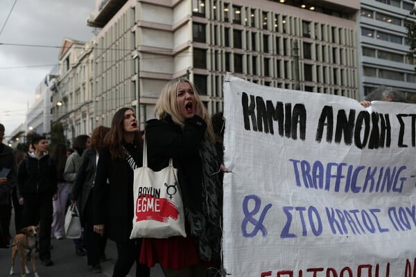 «Κάτω τα χέρια από τα παιδιά»- Συγκέντρωση αλληλεγγύης για την 12χρονη στον Κολωνό
