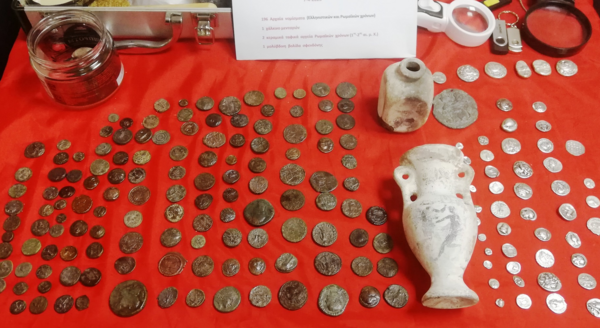 Θεσσαλονίκη: Επιχείρησε να στείλει αρχαία νομίσματα σε ελαιόλαδο και συνελήφθη
