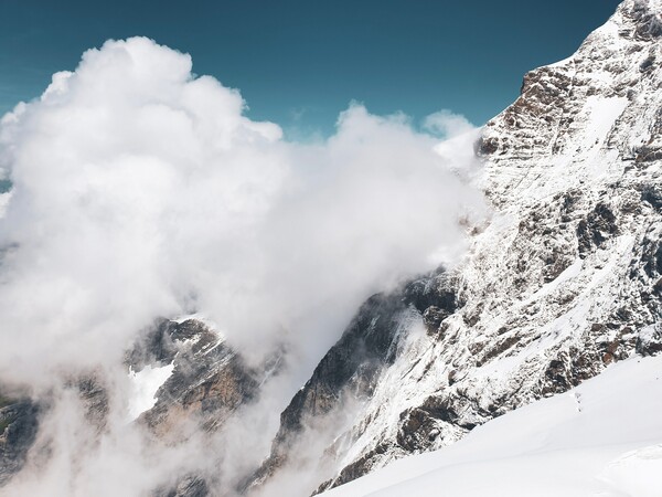 Ελβετία: Χιονοστιβάδα παρέσυρε και τραυμάτισε εννέα σκιέρ