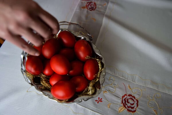 Tα κόκκινα αυγά του Πάσχα και τα περίεργα έθιμα που τα συνοδεύουν απ' όλο τον κόσμο