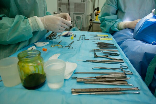 Θεσσαλονίκη: Δύο γιατροί και ένας νοσηλευτής κατηγορούνται ότι ξέχασαν βελόνα στην κοιλιά μιας ασθενούς
