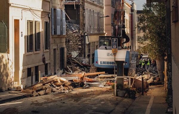 Kατάρρευση πολυκατοικίας στη Μασσαλία: Έξι άνθρωποι ανασύρθηκαν νεκροί, δύο αγνοούνται