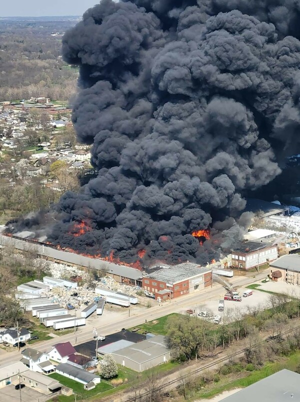 Ιντιάνα: Μεγάλη φωτιά σε εργοστάσιο πλαστικών – Εκκένωση χιλιάδων σπιτιών, φόβοι για τους τοξικούς ρύπους