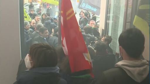 Παρίσι: Απεργοί εισέβαλαν στα γραφεία της LVMH και άναψαν καπνογόνα