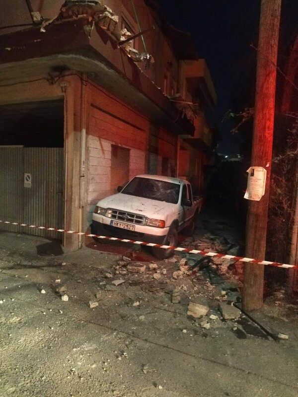 Νέο Ηράκλειο: Έπεσε μπαλκόνι και παρέσυρε καλώδια της ΔΕΗ