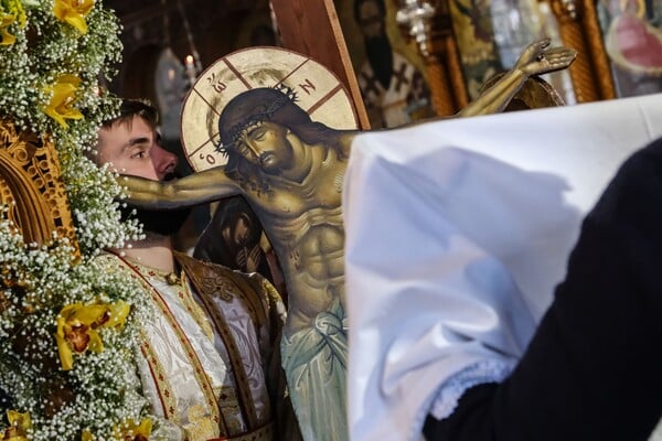 Μεγάλη Παρασκευή: Εικόνες από την τελετή της αποκαθήλωσης