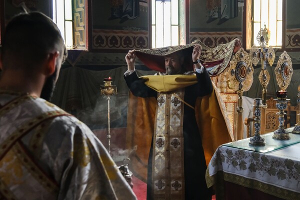 Μεγάλη Παρασκευή: Εικόνες από την τελετή της αποκαθήλωσης