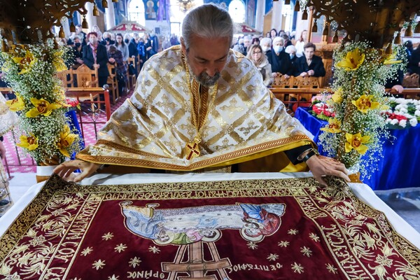 Μεγάλη Παρασκευή: Εικόνες από την τελετή της αποκαθήλωσης