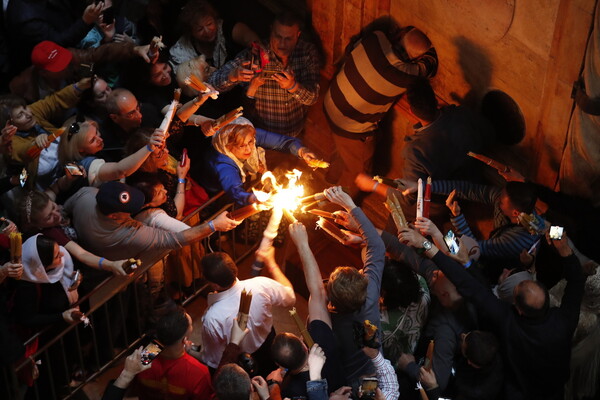Εικόνες από την κατανυκτική τελετή αφής του Αγίου Φωτός στα Ιεροσόλυμα