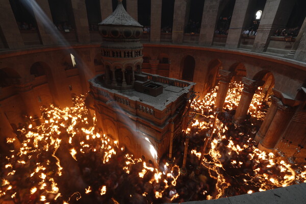 Εικόνες από την κατανυκτική τελετή αφής του Αγίου Φωτός στα Ιεροσόλυμα
