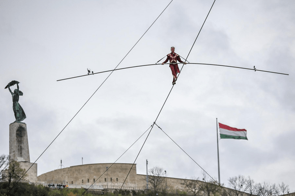 Ακροβάτης διέσχισε τον Δούναβη πάνω σε τεντωμένο σχοινί