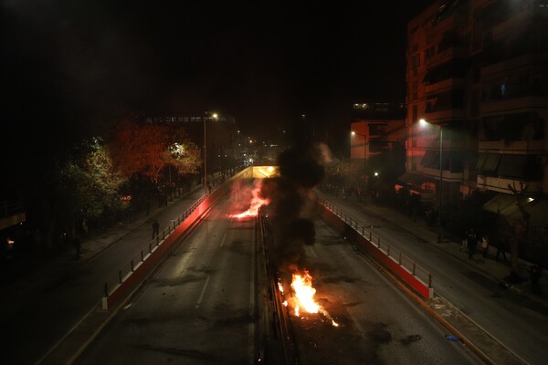 «Διαφορετική» Ανάσταση με μολότοφ και βεγγαλικά για μια ακόμη χρονιά στο Νέο Κόσμο