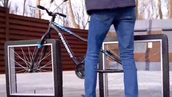 Ποδήλατα με τετράγωνες ρόδες και με έναμιση τροχό έφτιαξε Youtuber 