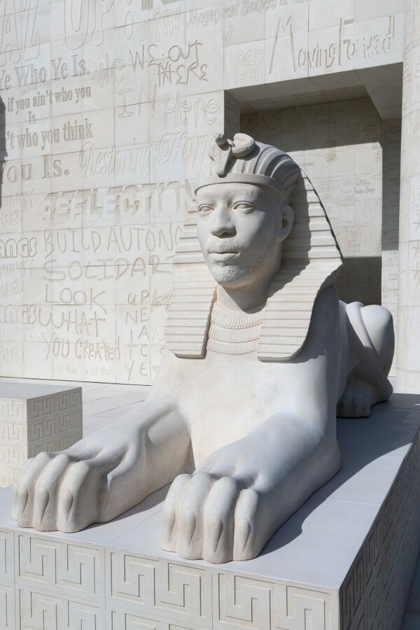 Φουτουρισμός, αρχαία Αίγυπτος και γκράφιτι του L.A. στη ταράτσα του ΜΕΤ