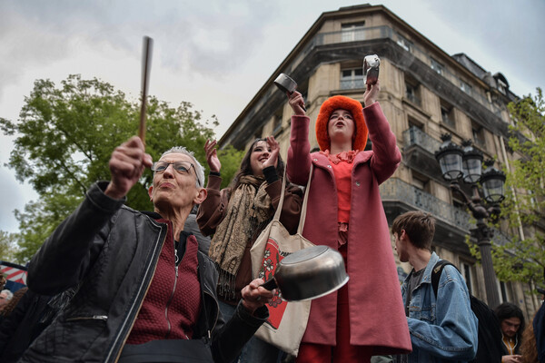 Γαλλία: Διαδηλωτές σε εργοστάσιο υποδέχτηκαν τον Μακρόν χτυπώντας κατσαρόλες