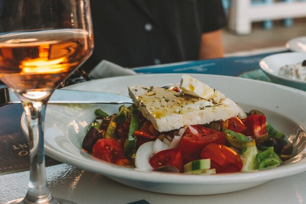 Ελληνική πρωτιά στην λίστα με τις σαλάτες: Ντάκος στην κορυφή και 4 ακόμη ανάμεσα στις 100 