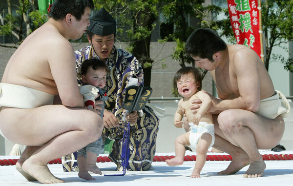 Ιαπωνία: Το φεστιβάλ των «σούμο μωρών που κλαίνε» επέστρεψε για πρώτη φορά μετά την πανδημία
