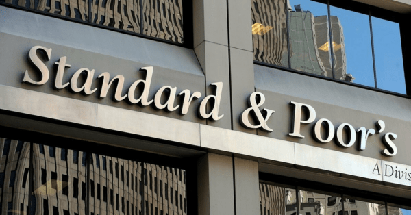 S&P: Αναβάθμισε τις προοπτικές του ελληνικού αξιόχρεου σε θετικές