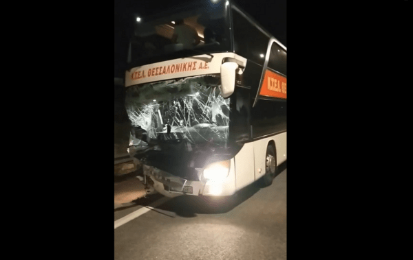 Τροχαίο δυστύχημα στον Πλαταμώνα: Λεωφορείο ΚΤΕΛ συγκρούστηκε με δύο ΙΧ- Ενας νεκρός