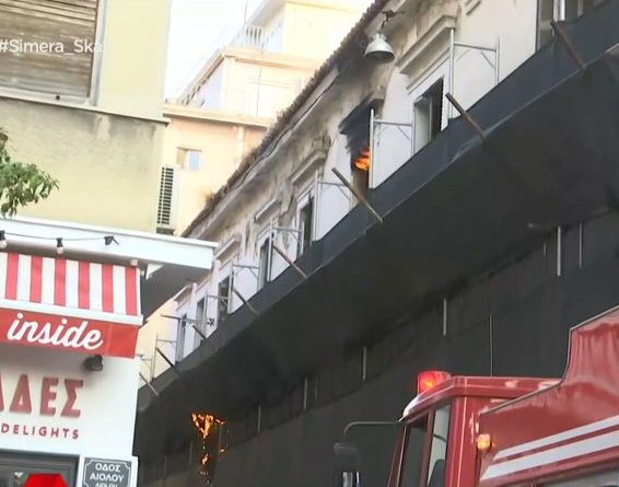 Φωτιά στο κέντρο της Αθήνας σε εγκαταλελειμμένο κτίριο- «Κίνδυνος κατάρρευσης»