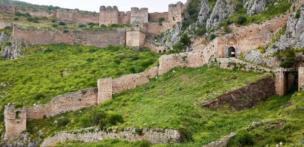 Φωτίζεται ξανά το κάστρο Ακροκορίνθου