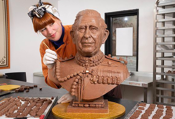 Έφτιαξαν προτομή του βασιλιά Καρόλου από σοκολάτα- Σε φυσικό μέγεθος