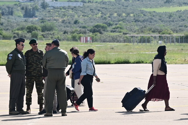 Σουδάν: Έφτασαν στην Ελλάδα ακόμα 34 διασωθέντες – Αναχώρησε άλλη πτήση για απεγκλωβισμούς