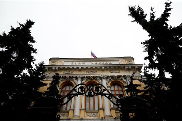 Ρωσία: Οι τράπεζες ανέστειλαν πληρωμές 188.300 δανείων σε στρατιωτικούς