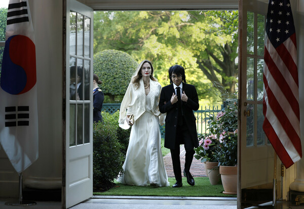 Αντζελίνα Τζολί και Μάντοξ μαζί στο Λευκό Οίκο σε επίσημο δείπνο του Τζο Μπάιντεν
