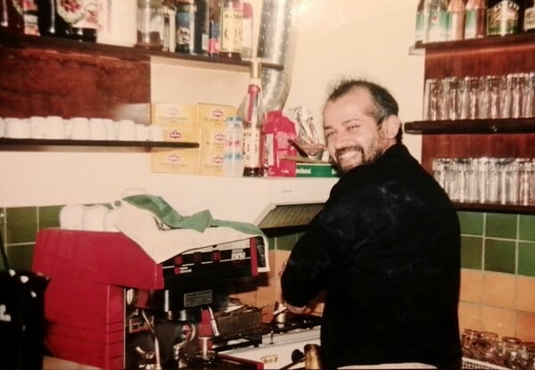 Ο Χασάν των Εξαρχείων ονειρεύτηκε μια θάλασσα που ενώνει τους λαούς