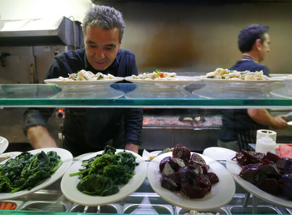 ΕΠΕΞ Ιστορίες φαγητού και μετανάστευσης στα ελληνικά εστιατόρια της Μελβούρνης