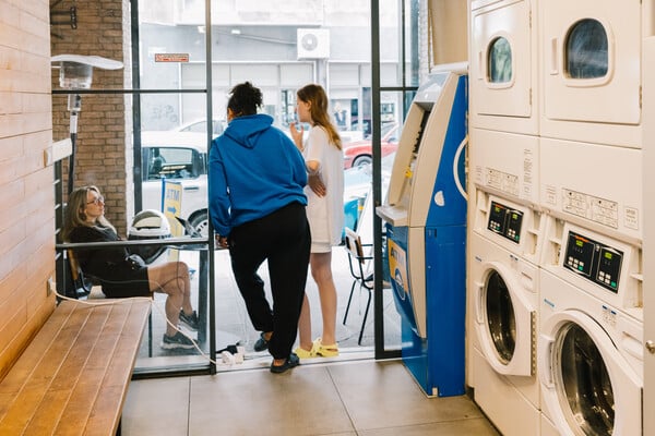 Τα self service laundries που ξεφυτρώνουν παντού στην Αθήνα