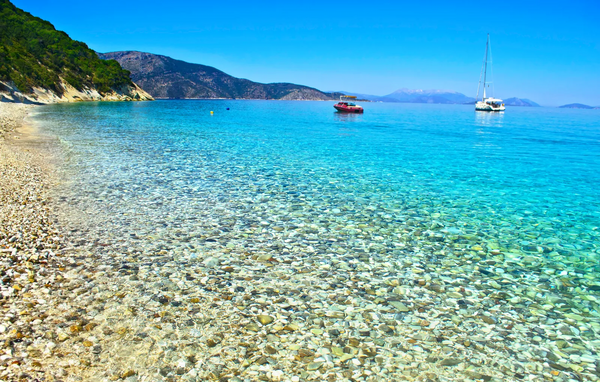 Η Vogue ξεχώρισε τις «πιο όμορφες ελληνικές παραλίες για βουτιές»- κι ένα νησί έχει τρεις