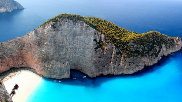 Η Vogue ξεχώρισε τις «πιο όμορφες ελληνικές παραλίες για βουτιές»- κι ένα νησί έχει τρεις
