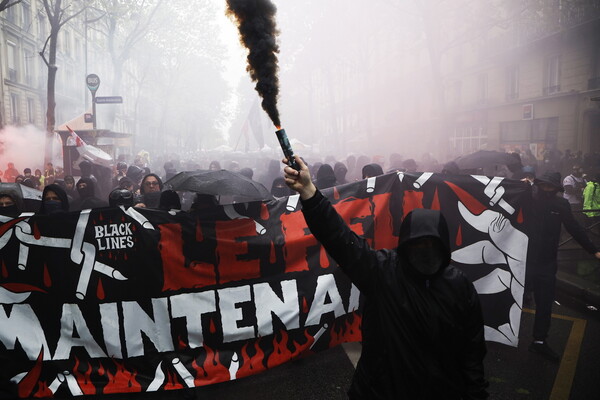 Πρωτομαγιά: Δεκάδες χιλιάδες Γάλλοι διαδηλώνουν κατά του συνταξιοδοτικού