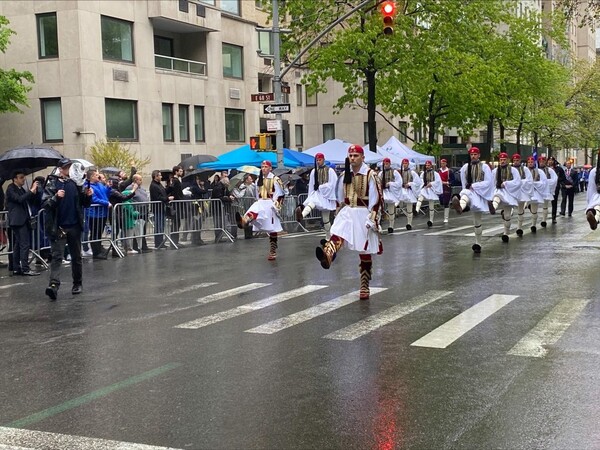 Εντυπωσίασαν οι Εύζωνες της Προεδρικής φρουράς στην παρέλαση στο Μανχάταν 