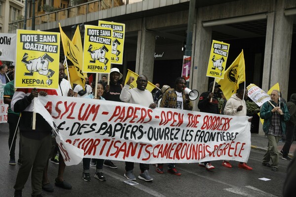 Εργατική Πρωτομαγιά: Πλήθος κόσμου στο Σύνταγμα- Συλλαλητήρια σε Κάνιγγος, Ομόνοια, Προπύλαια