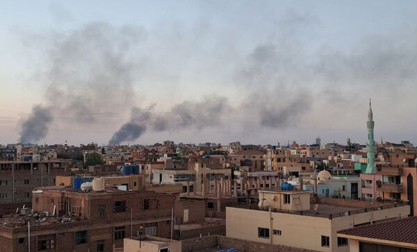 Σουδάν: Σφοδρές μάχες στους δρόμους του Χαρτούμ - Αεροπορικά πλήγματα σε νοσοκομείο