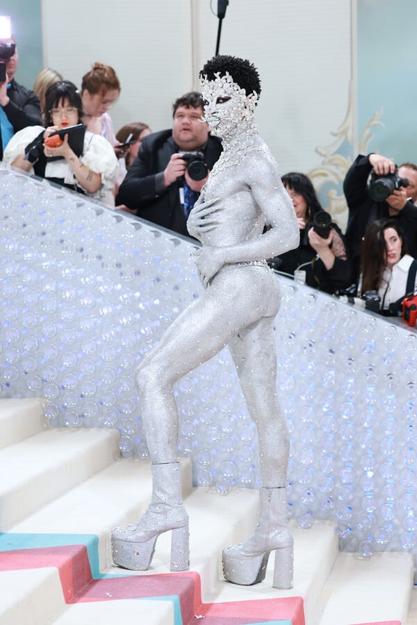 Met Gala 2023: H total silver εμφάνιση του Lil Nas X