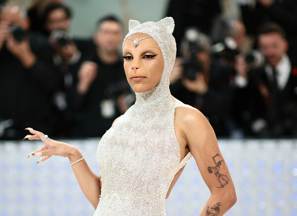 Met Gala 2023: Ο Τζάρεντ Λέτο εντυπωσίασε με στολή γάτας σε φυσικό μέγεθος