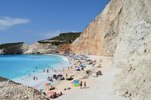 Η Vogue ξεχώρισε τις «πιο όμορφες ελληνικές παραλίες για βουτιές»- κι ένα νησί έχει τρεις