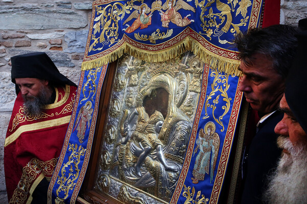 Στη Μητρόπολη η εικόνα της Παναγίας «Άξιον Εστί»- Τεράστιες ουρές για προσκύνημα