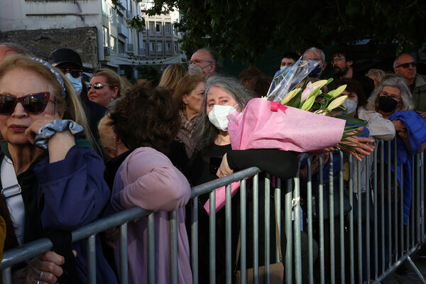 Στη Μητρόπολη η εικόνα της Παναγίας «Άξιον Εστί»- Τεράστιες ουρές για προσκύνημα