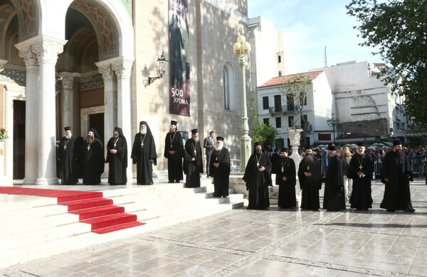 Μητρόπολη Αθηνών: Ουρές πιστών από τα ξημερώματα για την εικόνα «Άξιον Εστί»